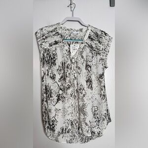 DR2 Women's Black and White Printed Top. NWT. Size Medium
